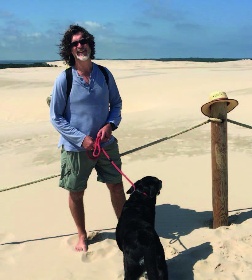 Werner Müller am Strand mit Hund